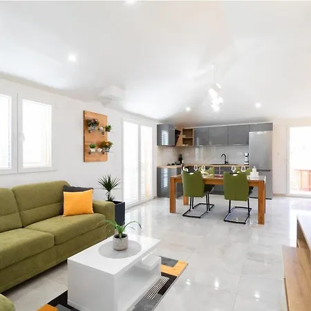 Sunset Apartment *